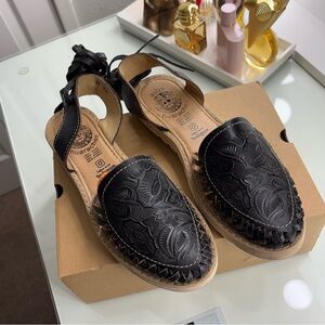 Women cute black lace up huaraches!